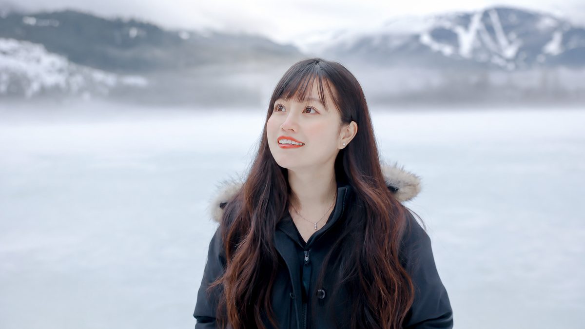 カナダの雪山と湖を背にしたAkane